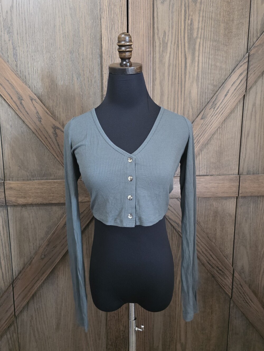 ALO Yoga Ribbed V-Neck Cropped Button-Up Top
